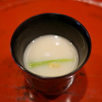 草喰 なかひがし - 「椀物」白味噌椀、蓬餅、莢豌豆