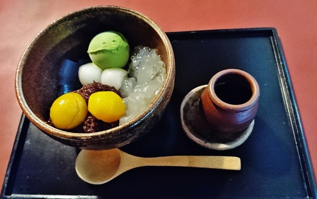 Anmitsu kem shiratama, sốt đường đen