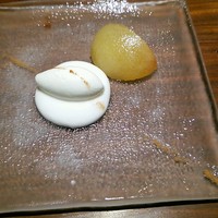 エニェ - 白桃のコンポート　白ワインの泡、レチェンメレングアーダ