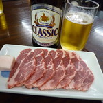 ふくろう亭 - 生ラム肉850円、サッポロクラシック瓶ビール600円