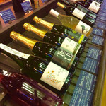 ヒトミワイナリー - いろんな種類のオリジナルワインが陳列販売されていた。
