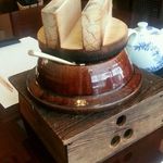 割烹 新多久 - 土鍋でおかわりもできます