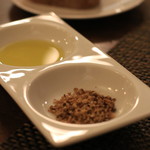 サラマンジェ ド ヨシノ - デュカとオリーブオイル　パンにつけて