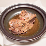 薪の音 - 私のメインは城端名産、幻のむぎやポーク　肩ロースのステーキ。タジンに入れられてきました。これホント美味しかったです！