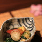 Mikuriya - お野菜の炊き合わせ　赤ﾋﾟｰﾏﾝ/ナス/ｽﾞｯｷｰﾆ/蟹シソ巻/法蓮草