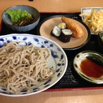 Sobaya Hachi Bee - 昼定食（通常900円→ランパスvol.6提示で500円）
      ●ざるそば・ちらし寿司・かき揚げ・小鉢(日替わり)