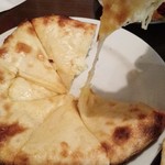 Yeti - チーズナン(M)☆☆ 直径20cm位かな　チーズたっぷり！食べ応えあり！ピザみたいだけど違う！