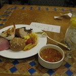 The Buffet - 第２陣もてんこ盛りで。ペンネやパン、エビなど頂きました。