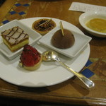 The Buffet - ビュッフェのスイーツ。写真の盛り合わせは自分でチョイス。