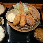 平田牧場遊 - 三元豚特選膳(海老、ヒレ、メンチ) 2000円+牡蠣フライ250円。ご飯（山形県産つや姫使用）、味噌汁、漬物付