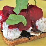 スモーブロー キッチン ナカノシマ - 本日のフィッシュ　スモーブロー　　ハモとビーツ