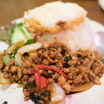 東京タイ料理 - 2016.7 パッガパオカオ（920円）バジル炒め卵焼のせご飯