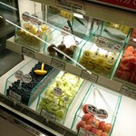 Furutsupuryusu - ショーケースのカットフルーツ☆グラム売りもしてます