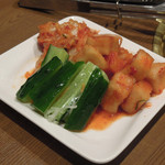 焼肉 鶯谷園 - キムチ盛合せ750円