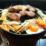 ジンギスカン らむすけ - （2016/7  訪問）見本で店主が焼いてくれました。タレでも塩でも肉の旨味が感じられます。