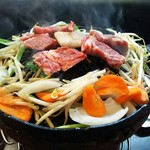 ジンギスカン らむすけ - （2016/7  訪問）手始めの野菜とラム肉のセット、880円。この香りの良さで880円は素敵。