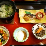 和風宿　岡部荘 - 熱々のお味噌汁、サラダ、鯖の塩焼、ぜんまい煮、温泉玉子♪