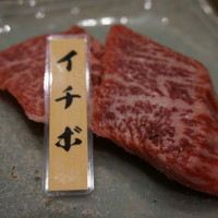 山形山　月島店 - 赤身厚切りステーキとかを注文したらコレが来た。美味かったけれど...
