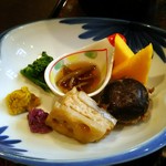 ピリ辛じゅんさい、菊二色、菜の花、椎茸と蓮根はさみ揚げ、他♪
          