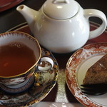 多喜 - 料理写真:瀬戸谷もみじ　静岡藤枝　べにふうき＠500　とシフォンケーキ＠300
