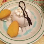 カスバ・フードコート - スペシャルセットのデザート
            ドナルドダックムースケーキ（ココナッツ）