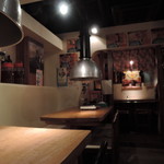 Kankoku Ryouri Manten - 店内の手前の部屋に8～10席、奥の部屋に20席分のスペースあり