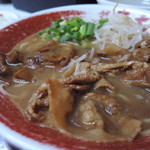 ラーメン東大 - 【こってりラーメン】豚肉の甘辛醤油煮は、肉らしい歯応えで、枚数もあり存在感有り。