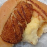 岡村製パン店 - クリームコロッケの間には、マヨがたっぷり。