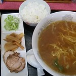 井上食堂 - ラーメンAの醤油味（580円）ライス（90円）