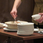 Dynasty Restaurant - 湯気が立つ土鍋ご飯仕上げ作業