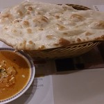 アダルサ - チキンカレーのセット（ナンが巨大）