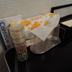 麺や 蓮と凜と仁 - 卓上にはコショウが置いてあった。無料ご飯の横にも調味料あり！