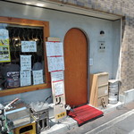 麺や 蓮と凜と仁 - 元はスタイリッシュな外装なのに、余計なものが置いてあるから雰囲気が大衆じみてる