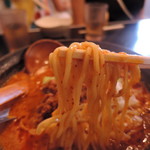 麺や 蓮と凜と仁 - 麺は平打ち中麺縮れ麺、加水率は中級。