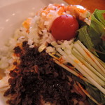 麺や 蓮と凜と仁 - ラー油が効いてるので少しピリ辛。涼感は高め。