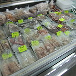 喰い処 鮭番屋 - レジ横の冷蔵庫