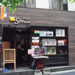 IndianRestaurant SONIA - 敷居が低く見えて入り易い外観