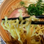 らーめん春友流 - 味噌ラーメンの麺のアップ