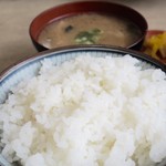 53794860 - 大盛りのご飯・濃厚な味噌汁