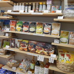 店内の商品棚の様子（道産の商品であふれてます！）