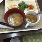 おかわりらいむくん - 汁物は2種類。味噌汁と洋風茶碗蒸しスープ。茶碗蒸しは枝豆風味を感じました。