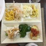 Okawari Raimukun - ランチは、ライス・味噌汁・サラダ・お惣菜がバイキングになっています。サラダはマカロニ(カレー風味)ポテサラもありました。惣菜はズッキーニのフリッタートマトソースがけがgood！豆腐のゴマだれも⚪︎。