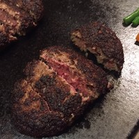 牛幸 本店 - 写真は「ハンバーグ」1080円。
                
                ご飯、味噌汁、サラダ、デザート付き。
                ご飯はおかわり自由♪
                
                ミディアムレアメタルで提供されるので、後は自分好みに焼き上げるだけ♪