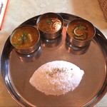 エパレット - サンバル、ラッサム、ゴーヤーのカレー