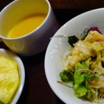 ハッピーイースト ステーキハウス - サラダ・スープ・フルーツそしてライスはビュッフェスタイルです。