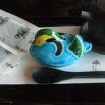 Nihon Ryouri Oomi - 卓上のかつおのふりかけが入った陶器の水鳥