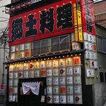 Sukeroku - 入口に覆う酒樽の数々が当店の目印