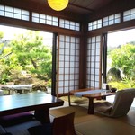Motobu ArTs & IcE - 琉球畳の和室。晴れた日には縁側に出て食べるのも気持ちがいいです。庭にはオブジェもあります。