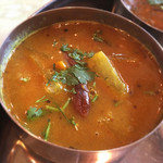 エパレット - サンバル。大根、玉ねぎ、人参、トマト、パクチー、ダル。ダルはほっこり
      野菜は賽の目ではなくくし切りなのが珍しい。しっかり目の味付けでご飯がすすむ
      