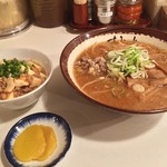 すみれ - ラー博は俺の社員食堂。  平日限定、味噌ラーメソラソチ！  今日はマーボー丼を選択。ボリュームプリタツでおトクですね☆